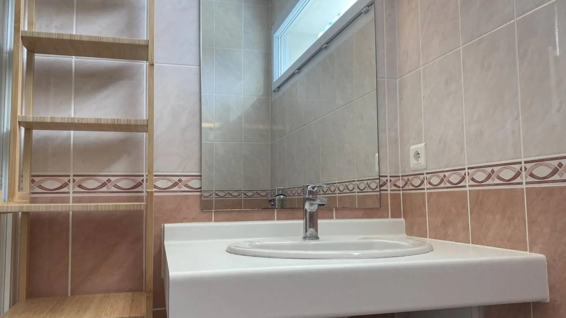 Appartement Central Avec Wifi, Parking A Perros-Guirec - Fr-1-368-431 0*,  France